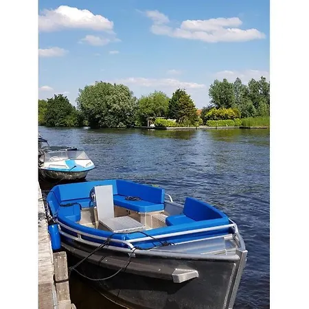 Hotel Houseboat Big Poel House 4*