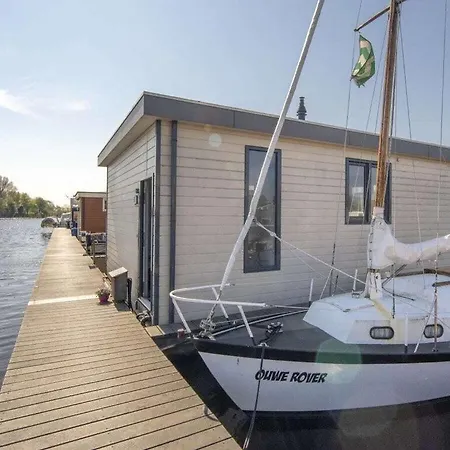 فندق Houseboat Big Poel House 4*